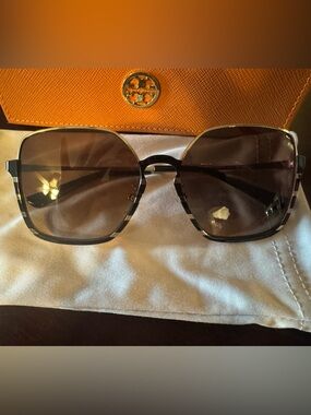 NWT Tory Burch Sunglasses Model: TY6076